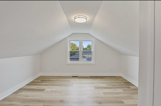 Building Photo - 9705 Oak Park Ave