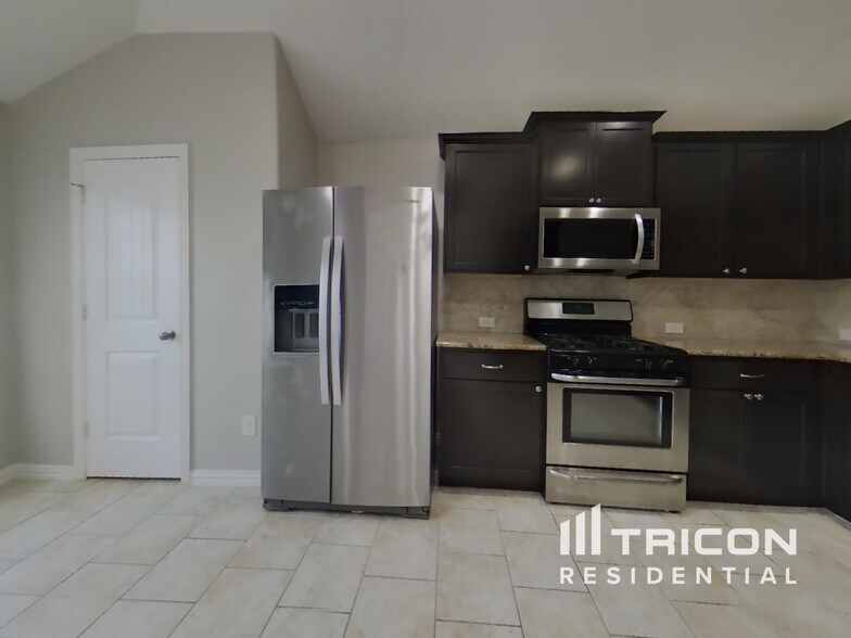 Building Photo - 560 Bromeliad Dr