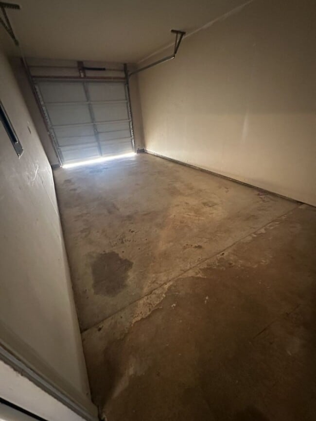 Building Photo - AVAILABLE NOW!