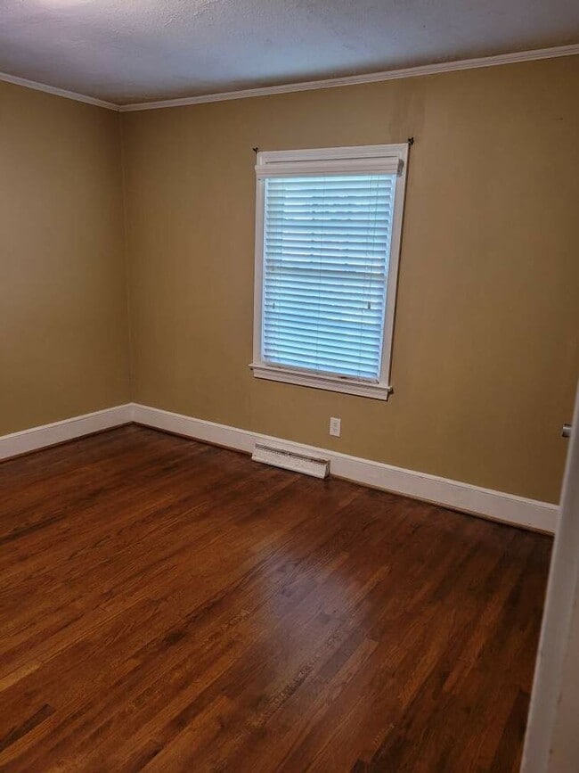 Building Photo - Cute brick house with sunroom