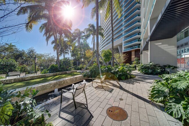 Building Photo - 1500 Bay Dr E