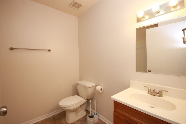 Building Photo - 3 Bedroom Home with Fenced Yard Near Downt...