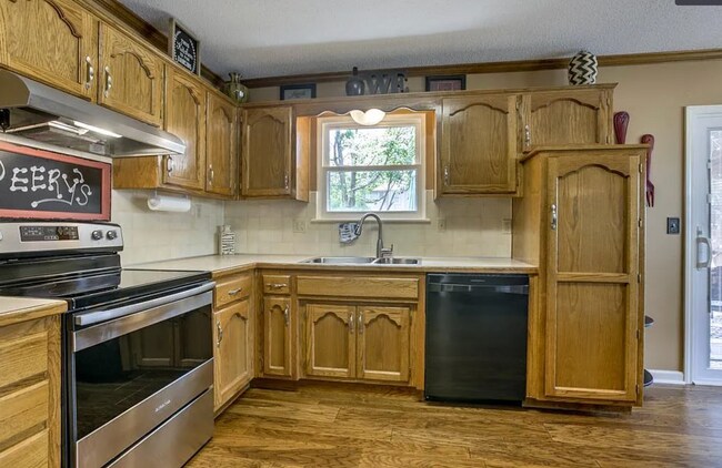 Building Photo - 420 SE Onyx Dr