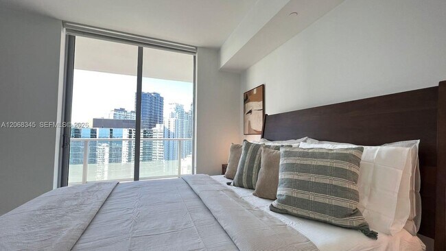 Building Photo - 1300 Brickell Bay Dr