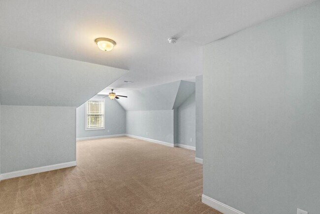 Building Photo - Minutes to the Beach! Conveniently located...