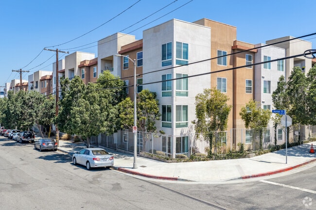 Building Photo - Flores Del Valle