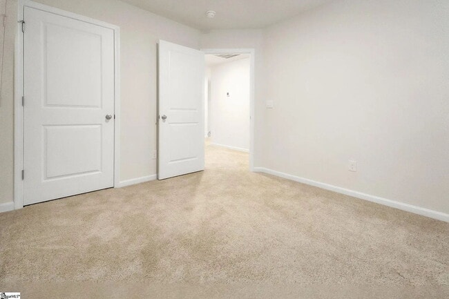 Building Photo - 3 bed, 2.5 bathroom Townhouse