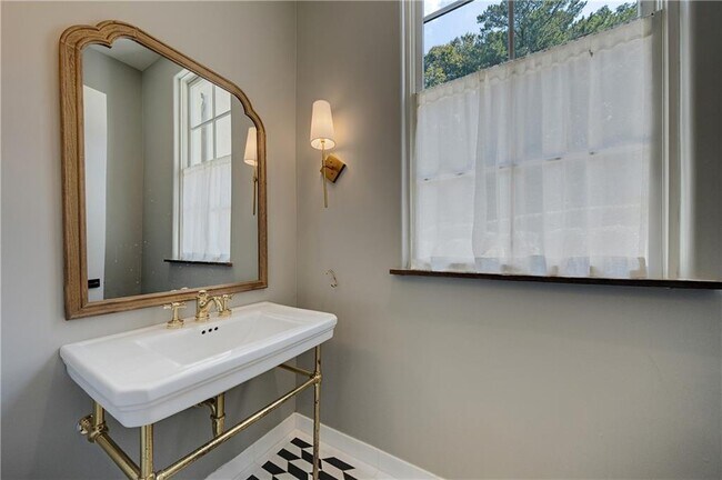 Building Photo - 3570 Knollwood Dr NW