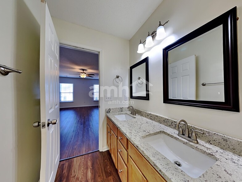 Building Photo - 3007 Crusades St