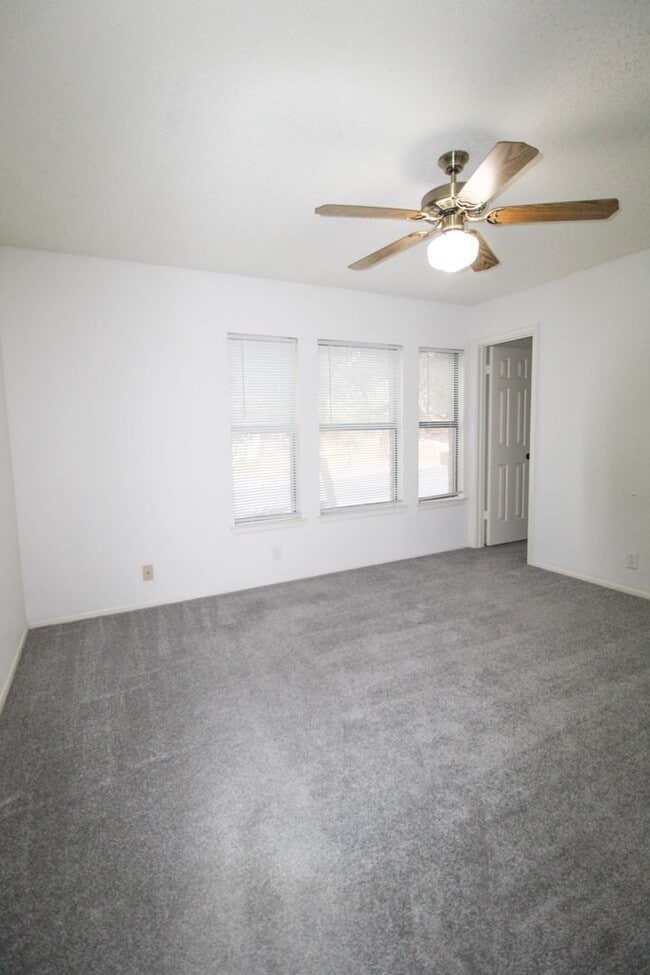 Building Photo - 14018 N Hills Village Dr