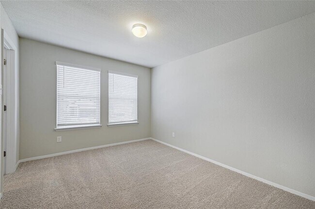 Building Photo - 215 Desperado Dr