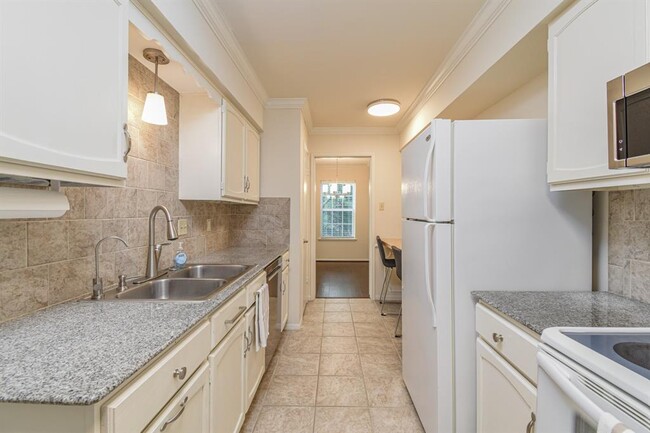 Building Photo - 351 N Post Oak Ln
