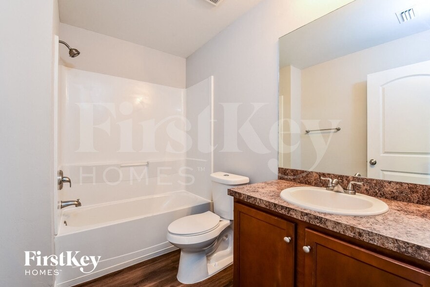 Building Photo - 1414 SW 11th St