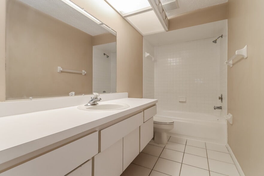 Building Photo - 1484 E Lake Woodlands Pkwy