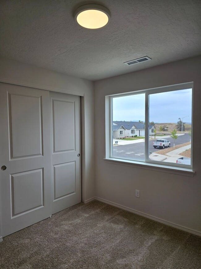 Building Photo - Brand New 3 Bed / 2.5 Bath Duplex – Available Now!