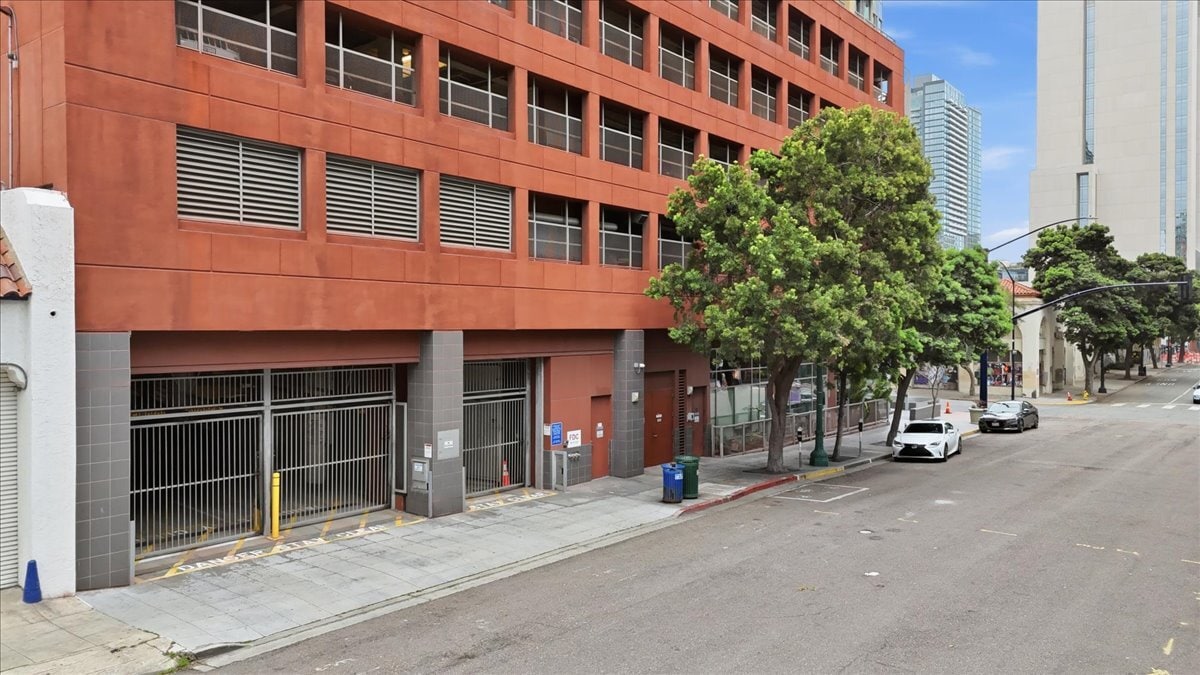 Building Photo - 350 W Ash St