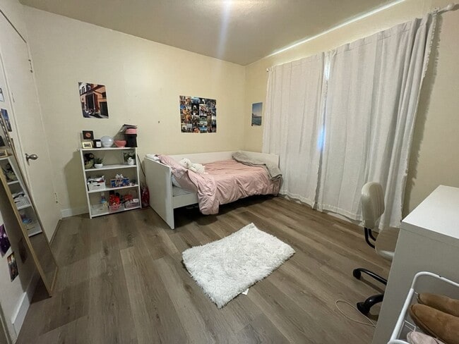 Building Photo - Great 5 bedroom house with large yard a block from campus available for September move in!
