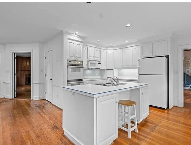 Building Photo - 703 Woodland Dr