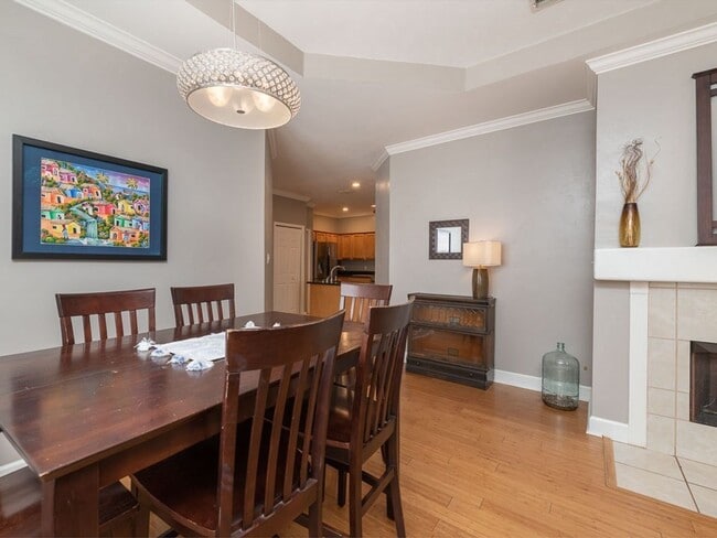 Building Photo - Beautiful 3 bedroom town home for rent Aug...