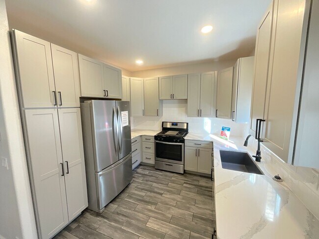 Building Photo - 2 Bedroom Townhome Available Near S Circle...