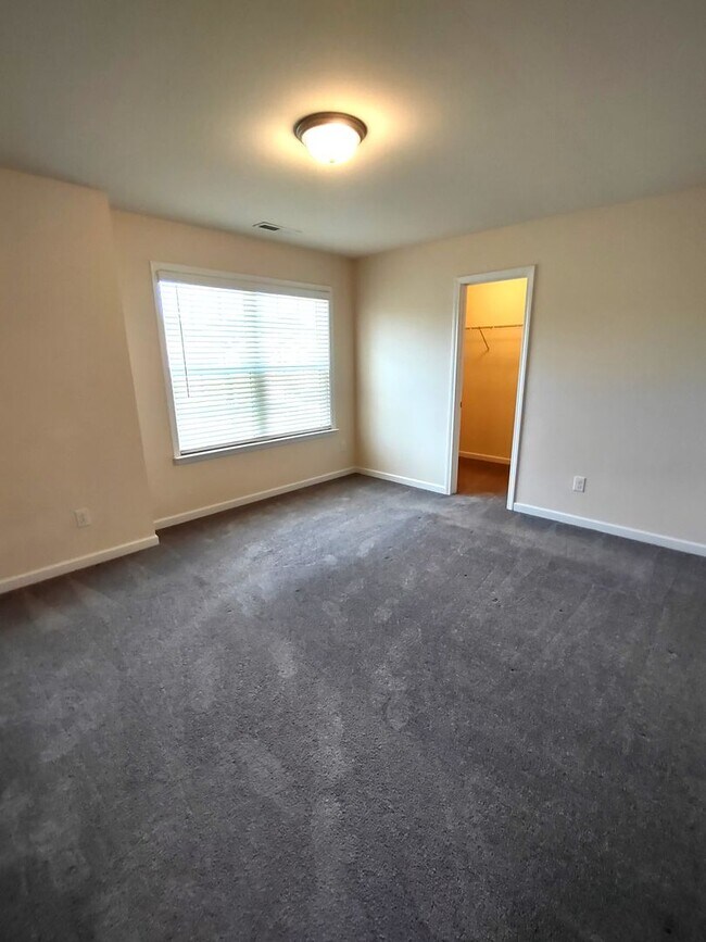 Building Photo - Beautiful Home located in the Starmount Co...
