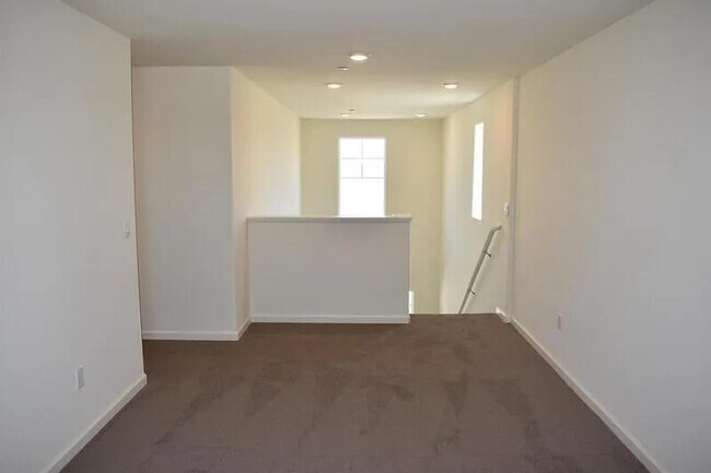 Building Photo - 736 Athena Dr
