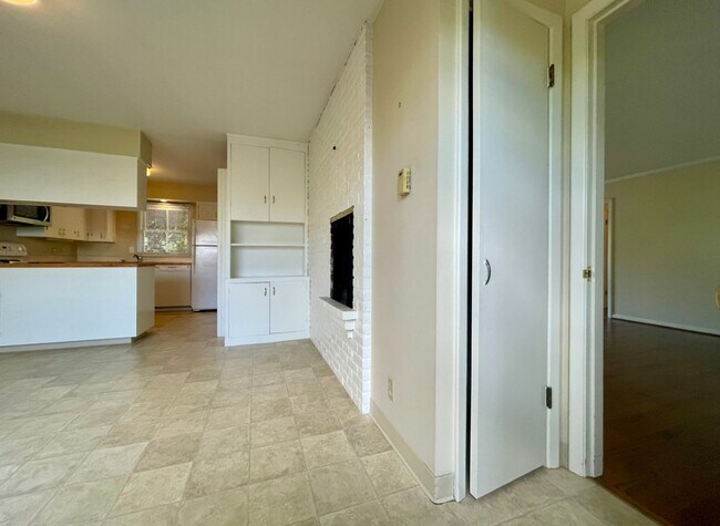 Building Photo - Stunning Two-bedroom In SW Portland~ Great...
