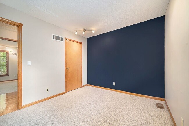 Building Photo - 4 Bed Home Premium Fixtures