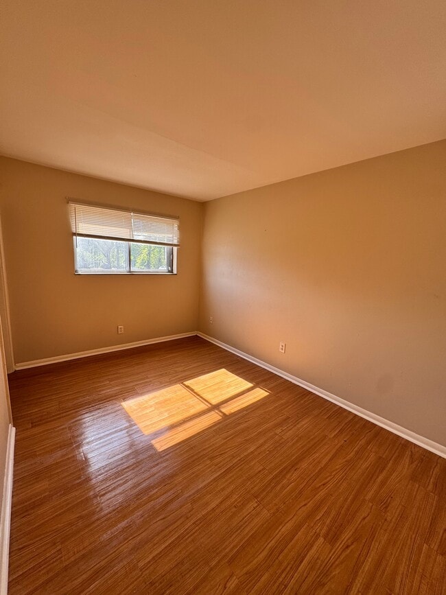 Building Photo - 1901 E 5th Ave