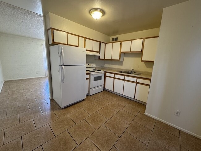 Building Photo - Maryvale Townhome
