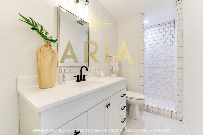 Building Photo - Unique 3 bed/2 bath Property with HUGE Bon...