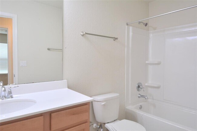 Building Photo - 13915 Osmarea Dr