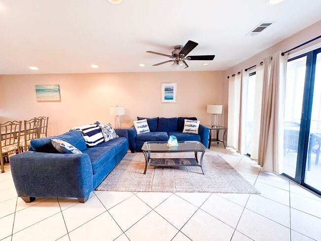Building Photo - Unfurnished 2 Bedroom Townhome Near the Be...