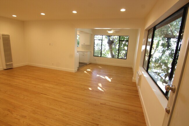 Building Photo - 1523 S Wooster St