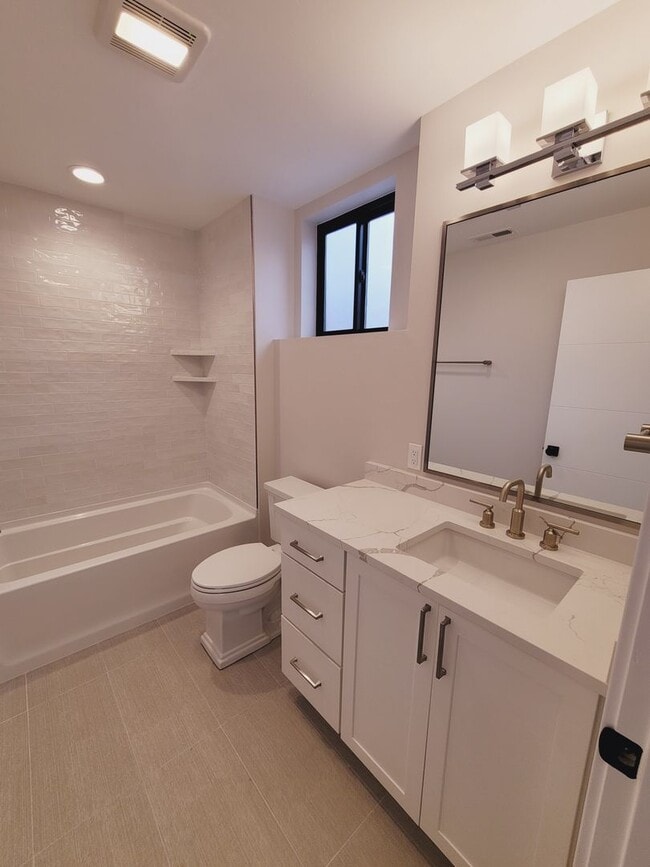 Building Photo - Luxury Downtown Townhome