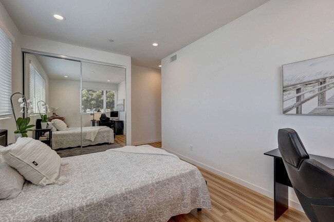 Building Photo - Available Modern Long Term Unfurnished hom...