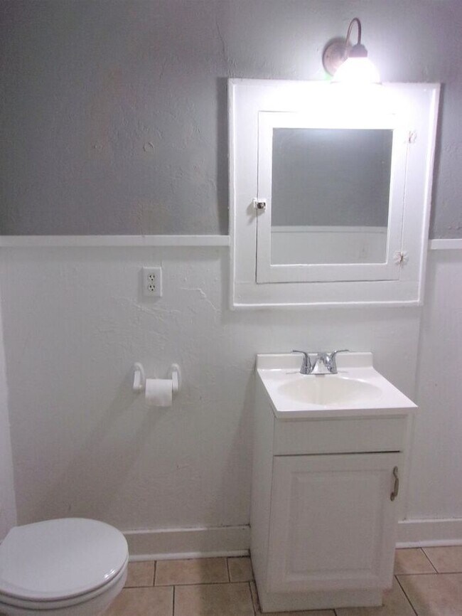 Building Photo - 2 BED 1 BATH HOME WESTLAWN PARK ADDITION OF NW OKC