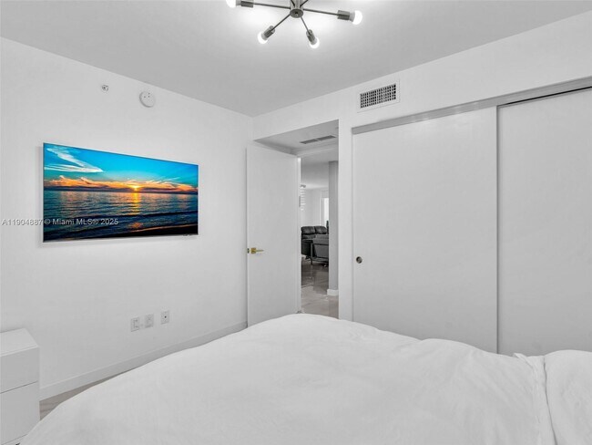 Building Photo - 9821 E Bay Harbor Dr