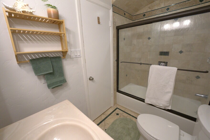 guest bathroom tub/shower combo - 1340 Rayburn Dr