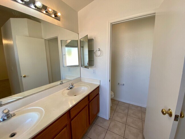Building Photo - 3 Bed 2 Bath Corner Lot