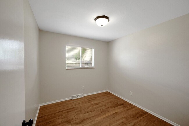 Building Photo - Comfortable 3-bedroom ranch in established...
