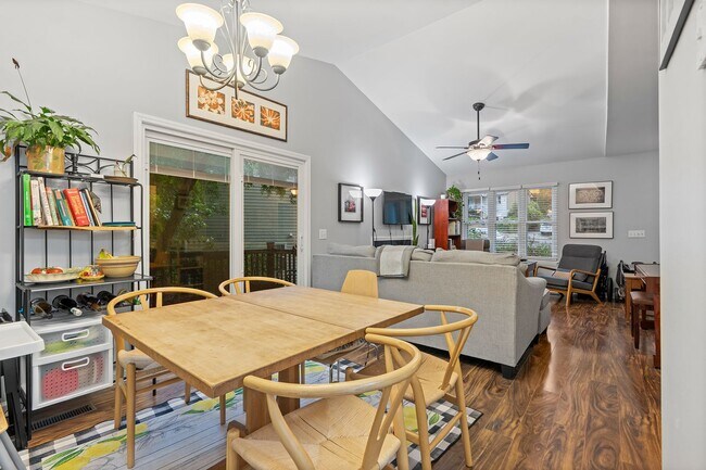 Building Photo - 3 Bedroom 2 Bath Chapel Hill Home - Available in early August! Near Southern Village