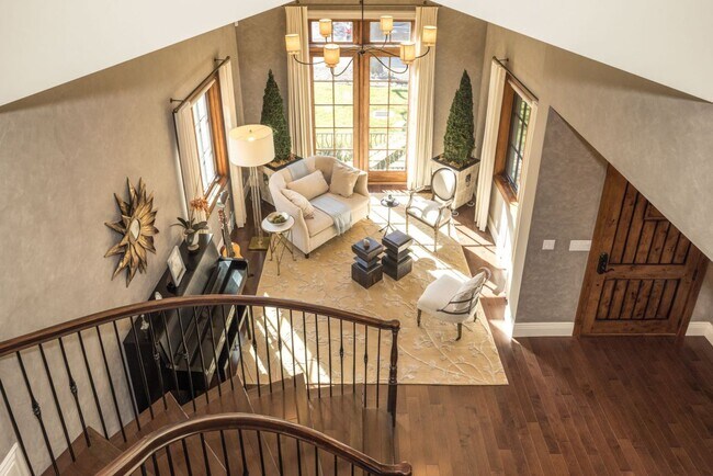Building Photo - 5 Bed, 4.5 Bath Executive Home w/ Designer...
