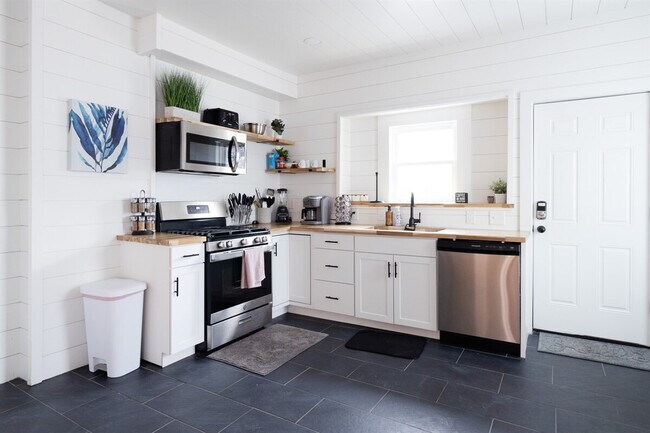 Building Photo - 10628 Lee Ave