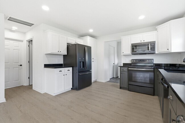 Building Photo - Charming Updated Home with Expansive Yard in Joelton!