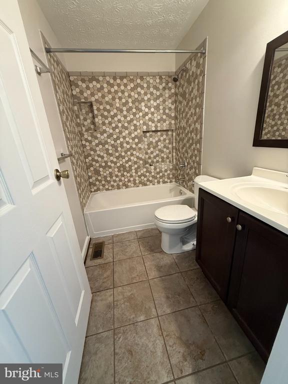 Building Photo - 18008 Wagonwheel Ct