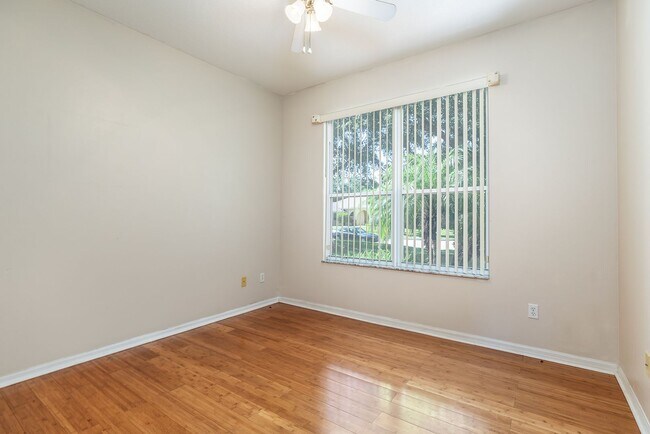 Building Photo - PRISTINE 3/2 one story home in Errol Estates!