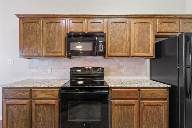 Building Photo - 3BR / 2BA Duplex in Hewitt, Texas | Midway ISD