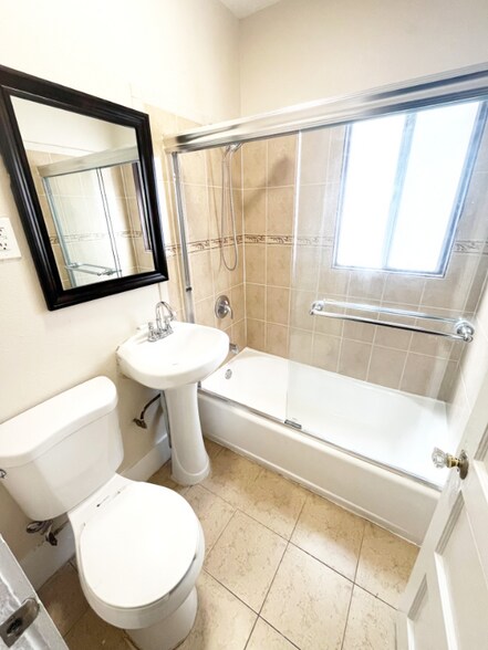 Building Photo - 744 Pine Ave