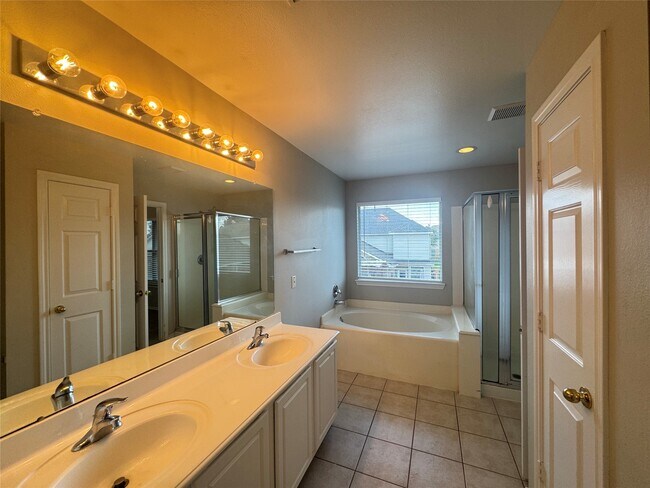 Building Photo - 5711 Vinemont Ln